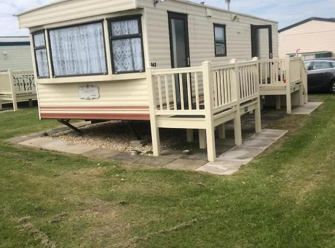 A4 The Chase 6 Berth Pet Friendly Caravan With Decking