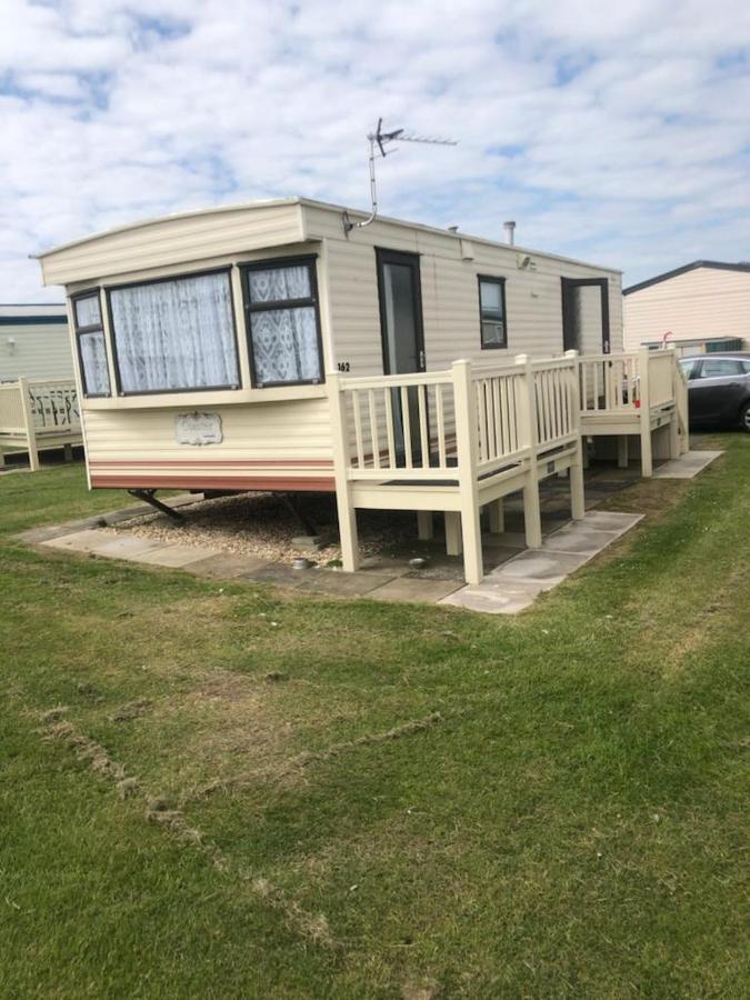 Apartment A4 The Chase 6 Berth Pet Friendly Caravan With Decking *